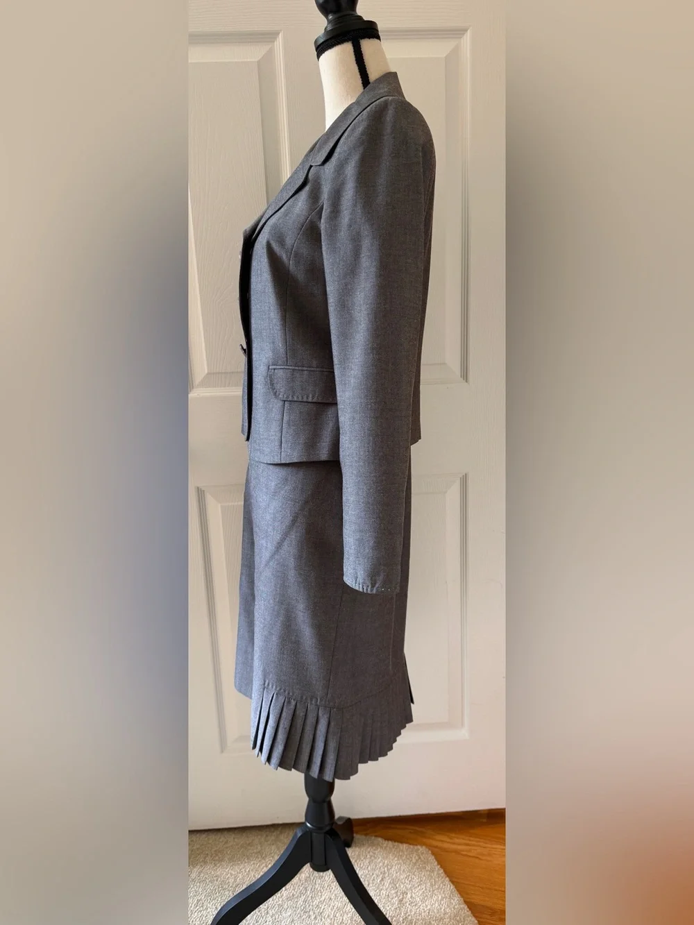 Tahari Retro Style 2- Piece Skirt Suit Gray w/ Pleated Skirt size 6